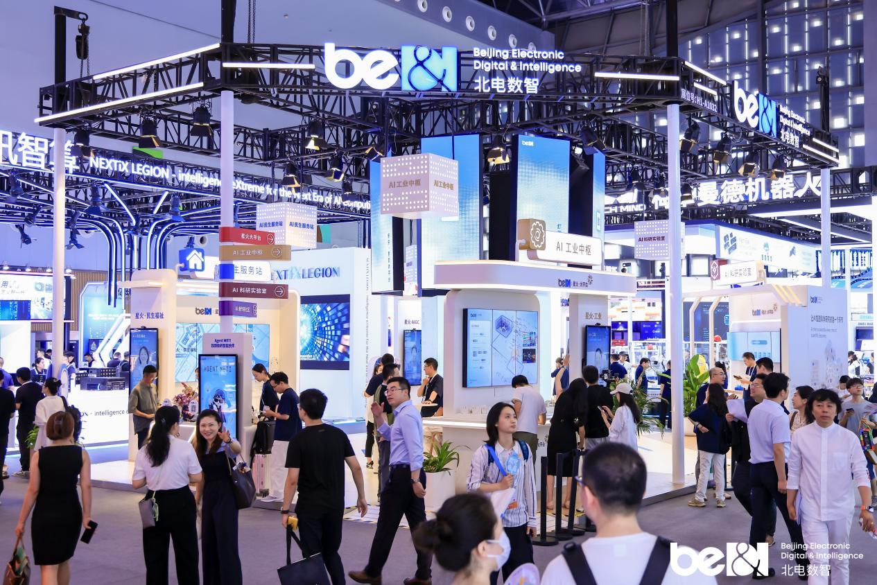 7月21日上海2026世界人工智能大会持续火热开展，上千名中外行业专家齐聚现场展