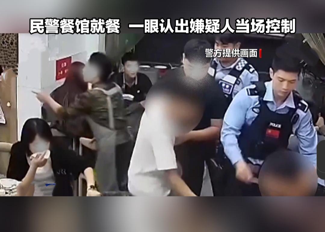 凌晨三点夜宵店，民警听见邻桌密谋盗窃，当场布控抓人！

凌晨三点，四川成都一家夜