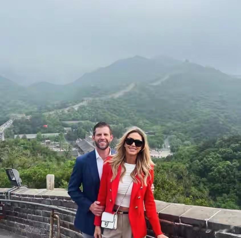 特朗普次子夫妇去了长城！
陪同特朗普访华的次子夫妇，忙中偷闲游览长城。
或许在他