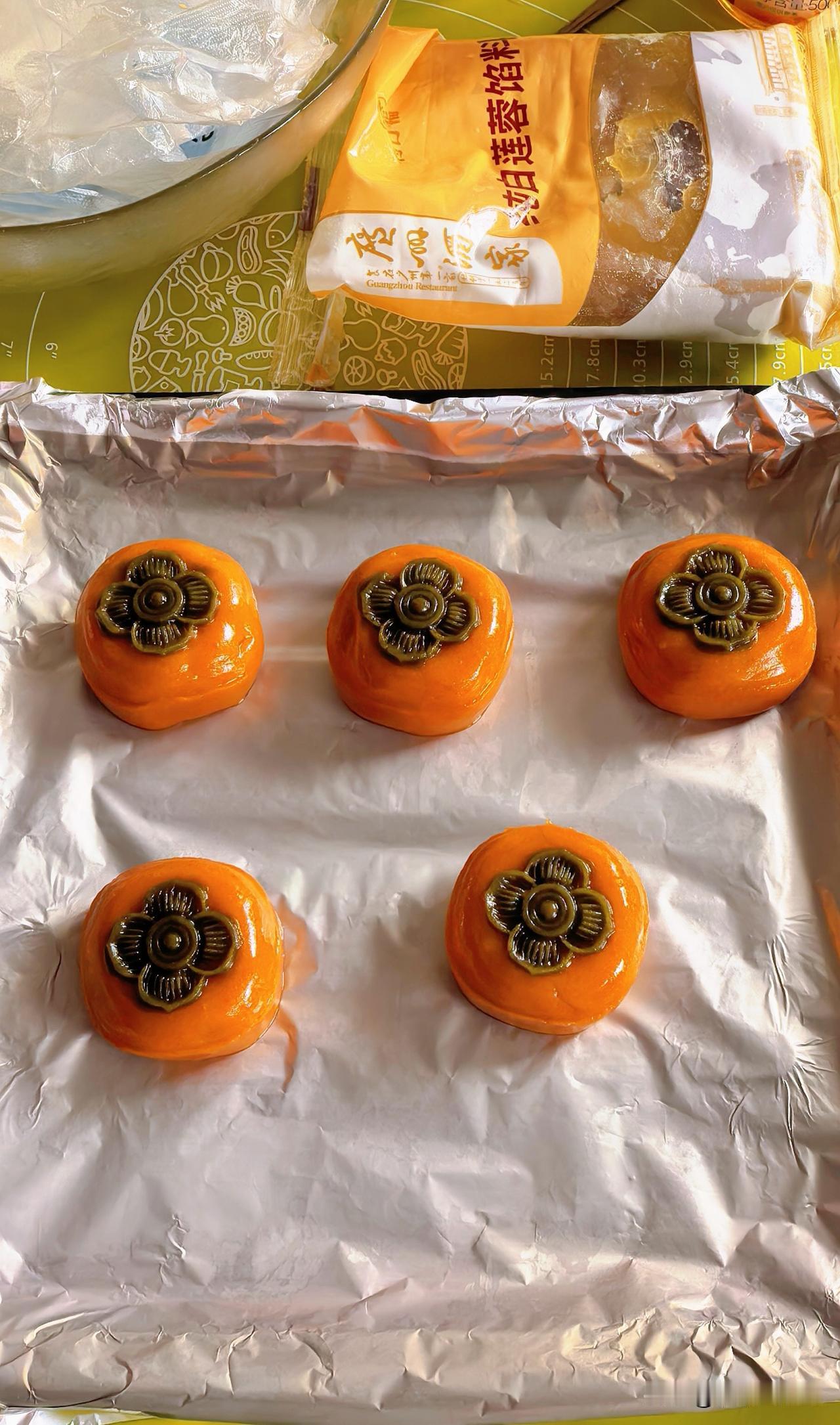 每年都做一点月饼，今年不做好像少了一点什么[大笑]
回安庆的时候在广州莲香楼买了