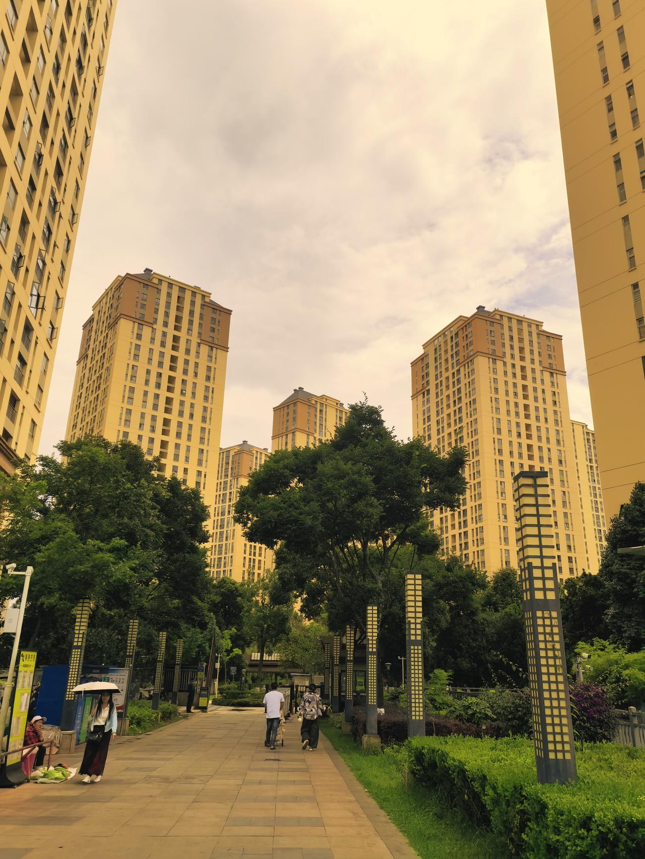 北市区，瀑布公园的边上的这个天宇澜山小区，本来规划很大的，如果是全部建好了也是一