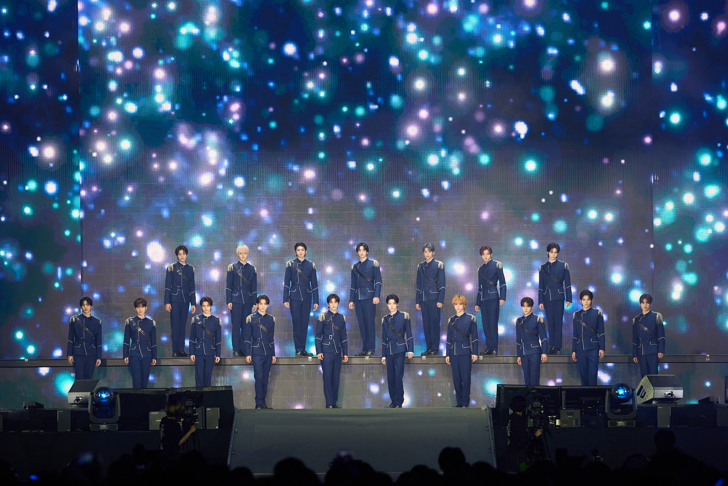 SMTOWN官推刚刚更新的SMTR25东京巨蛋舞台照 ​​​