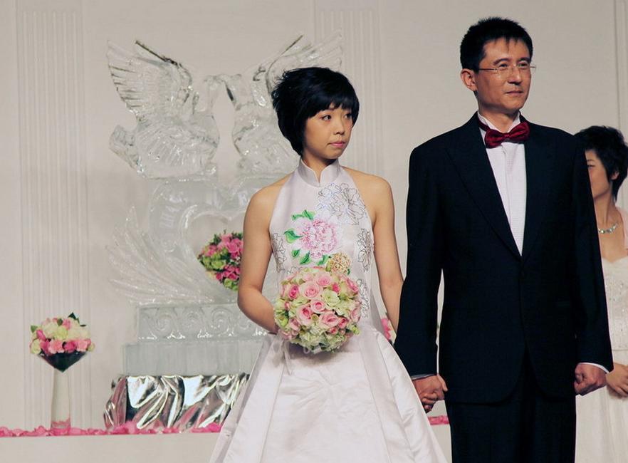 在乒乓球赛场叱咤风云的张怡宁，选择嫁给年长富豪徐威后，生活看似平静却引来无数质疑