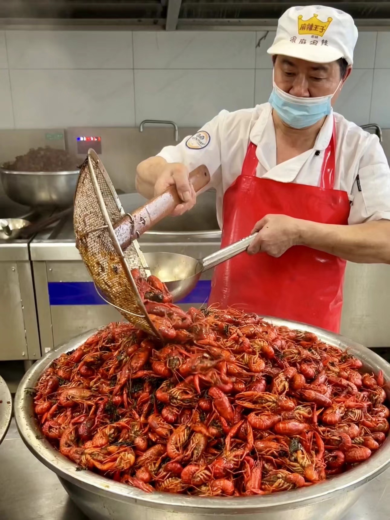 #工厂请千名工人吃1吨龙虾西瓜# 一起来感受一下这工厂给员工们带来的福音吧，而且