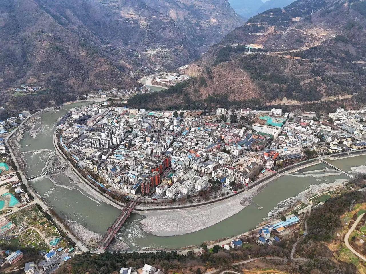 四川省西北部的平武县，今隶属地级绵阳市，坐落在龙门山区核心，与青藏高原呈落差式过