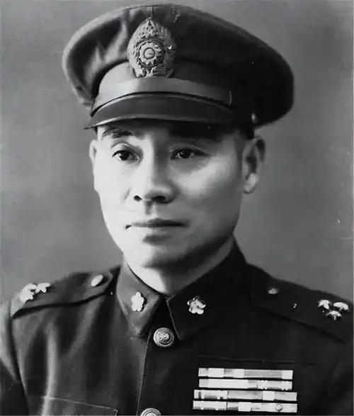 1949年12月11日，四川宜宾寒风萧瑟，岷江水气裹挟着凉意，笼罩整座72军军部