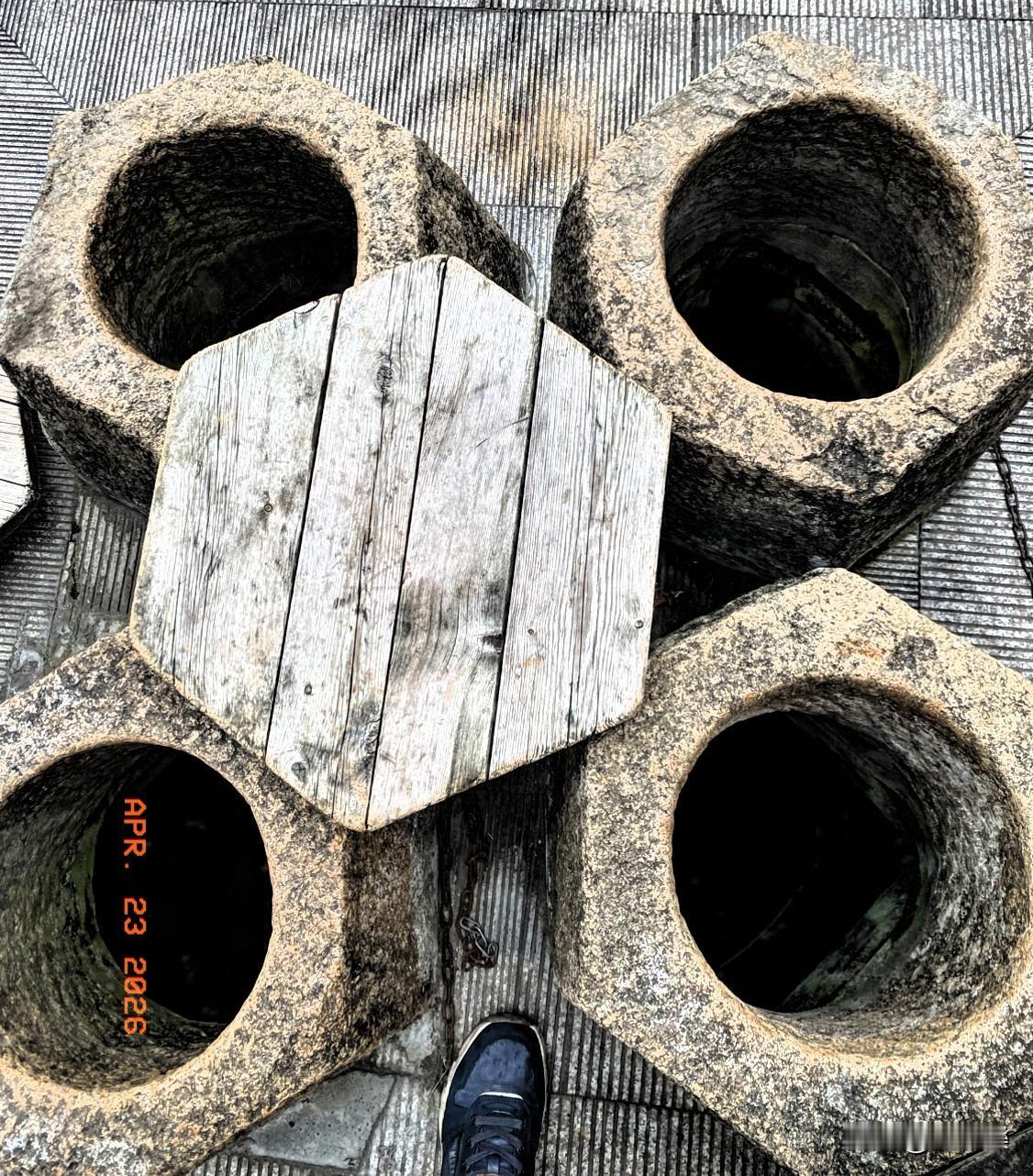 苏州古城区少有的四眼井，至今仍在正常 使用。
老苏州的生活起居，离不开一口水井，