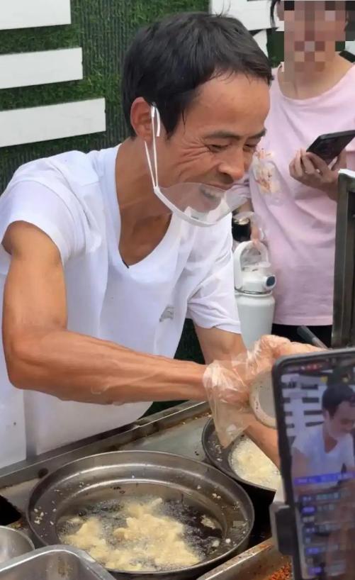 最近“鸡排哥”李俊永迅速走红网络，他通过独特的独特的经营方式，给顾客带来超高的情
