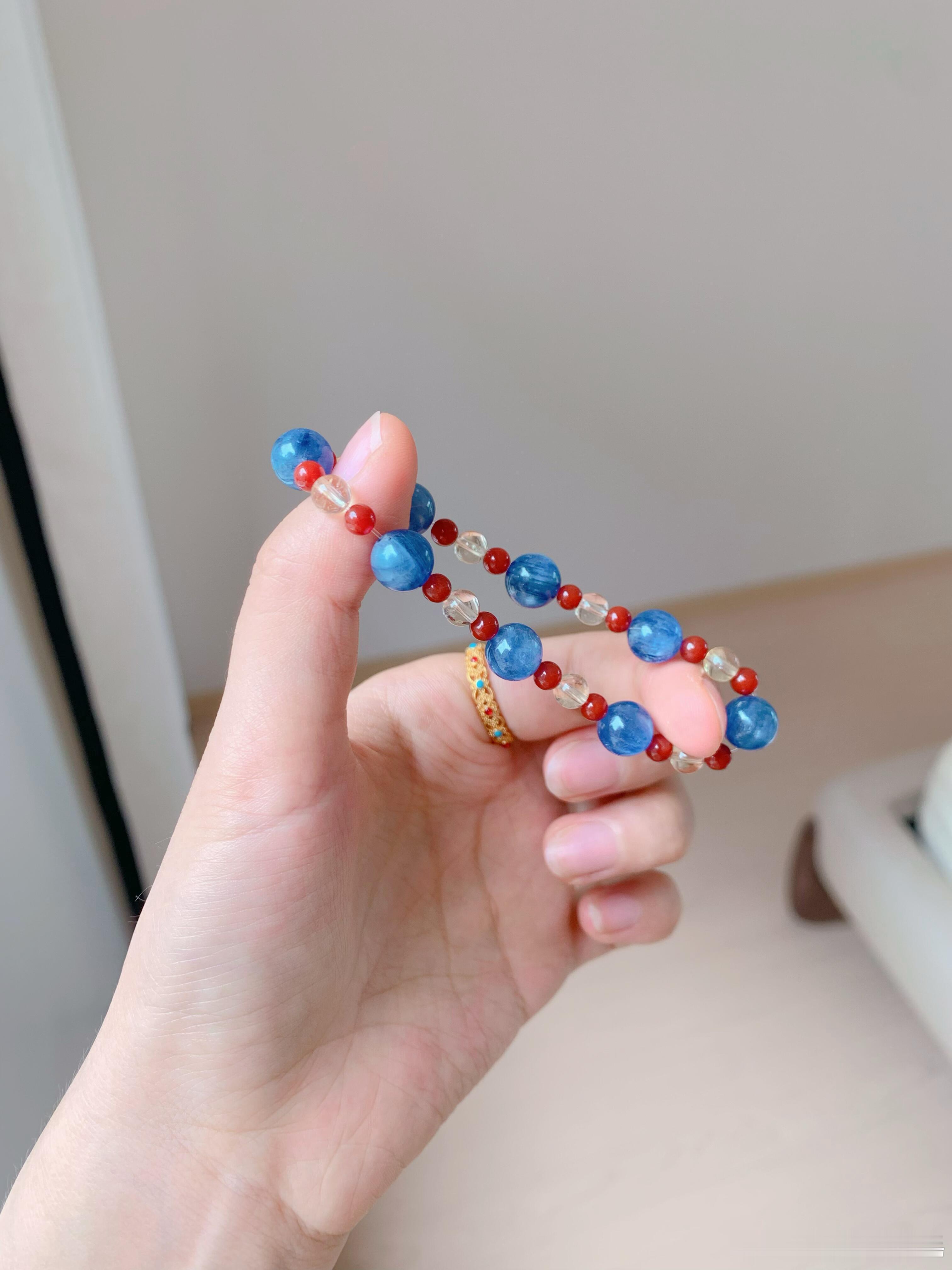 蓝红黄新中式撞色💙💛❤️越看越心动蓝晶石像深海一样静，红玛瑙像晚霞一样暖，黄
