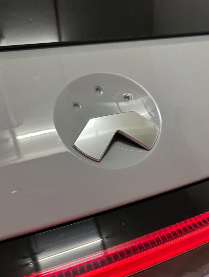 这是谁把他车标抠走了！！！！！[笑cry] ​​​