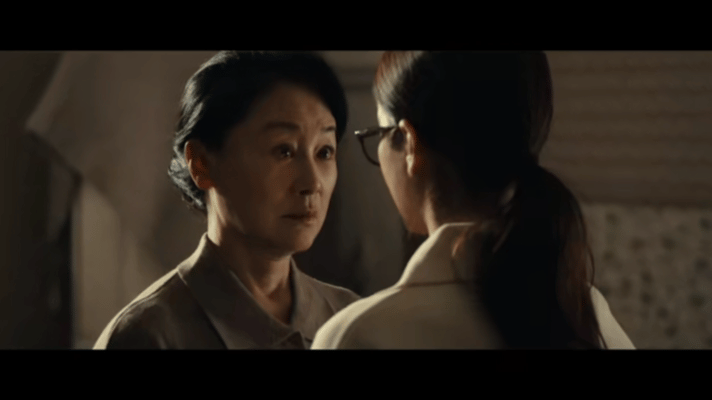 杨采钰新剧30岁做美甲被赶出家门好窒息的表情，东南亚的亲情怎么这么拧巴