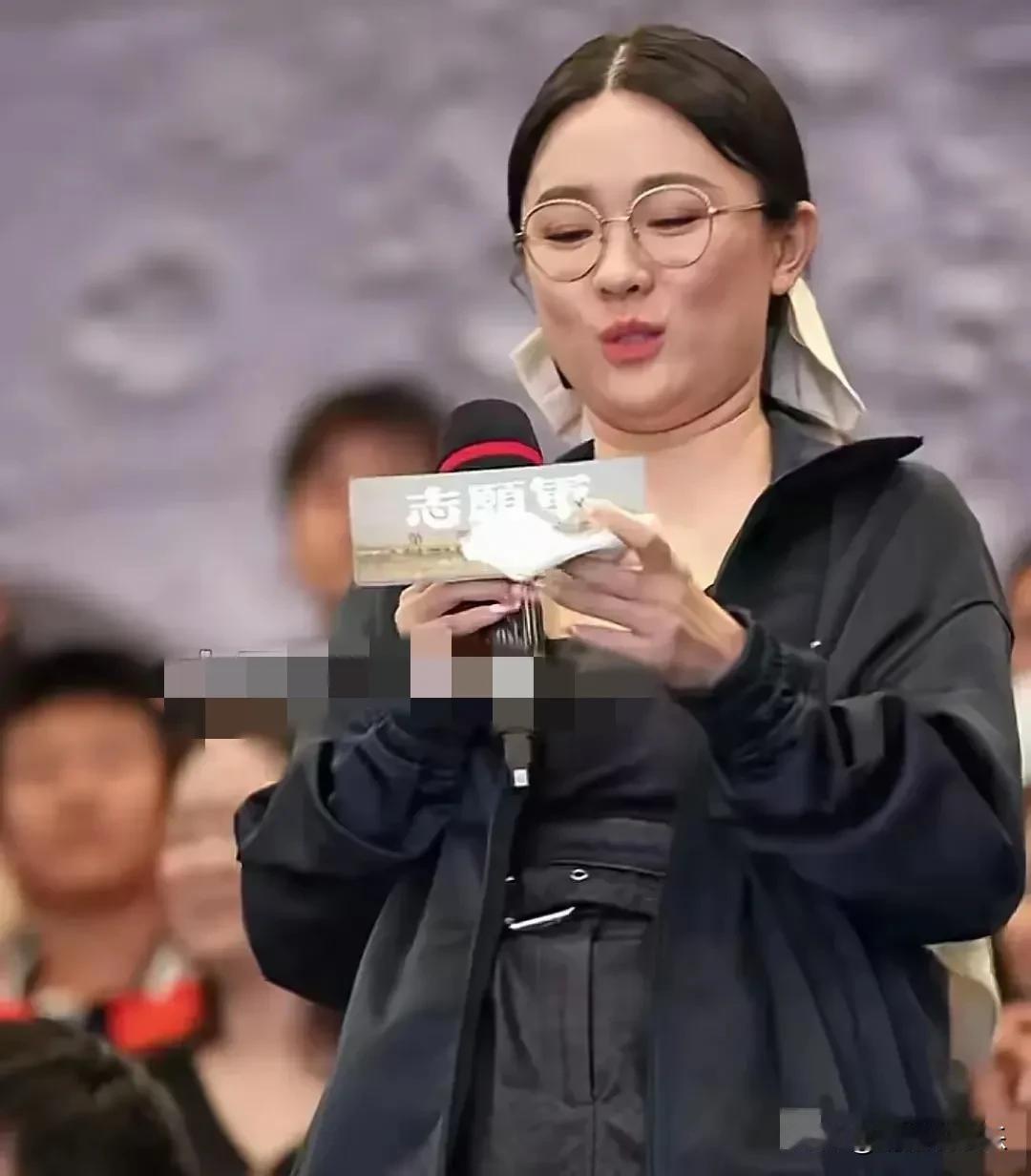 看了霍思燕厚重的双下巴，
原来被深爱的人果然有恃无恐，
如今她和之前的荧幕形象判
