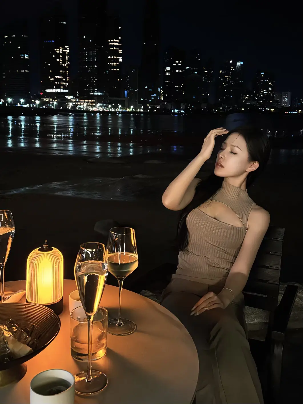 只是会在很多个小瞬间想起你 比如一句歌词 一部电影 一条马路 和无数个...