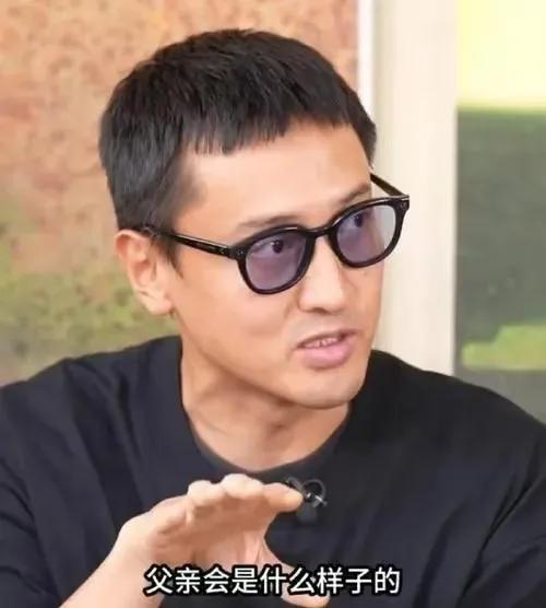 王传君交罚款为女儿摘柿子，上周末王传君带女儿公园玩耍，小孩对公园内柿子树上的柿子