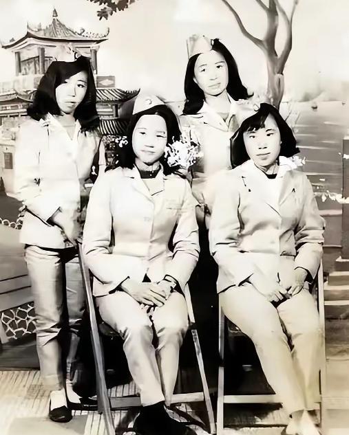 1950年，解放军在福建剿匪时，在山林中遇到了4个女学生，战士们好心为她们指路，