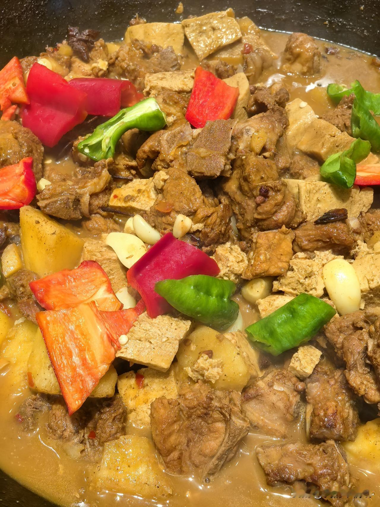 昨晚我们一家五口来到西宁城北国际村的“根据地柴火鸡”店吃饭过新年。尽管店名主打柴