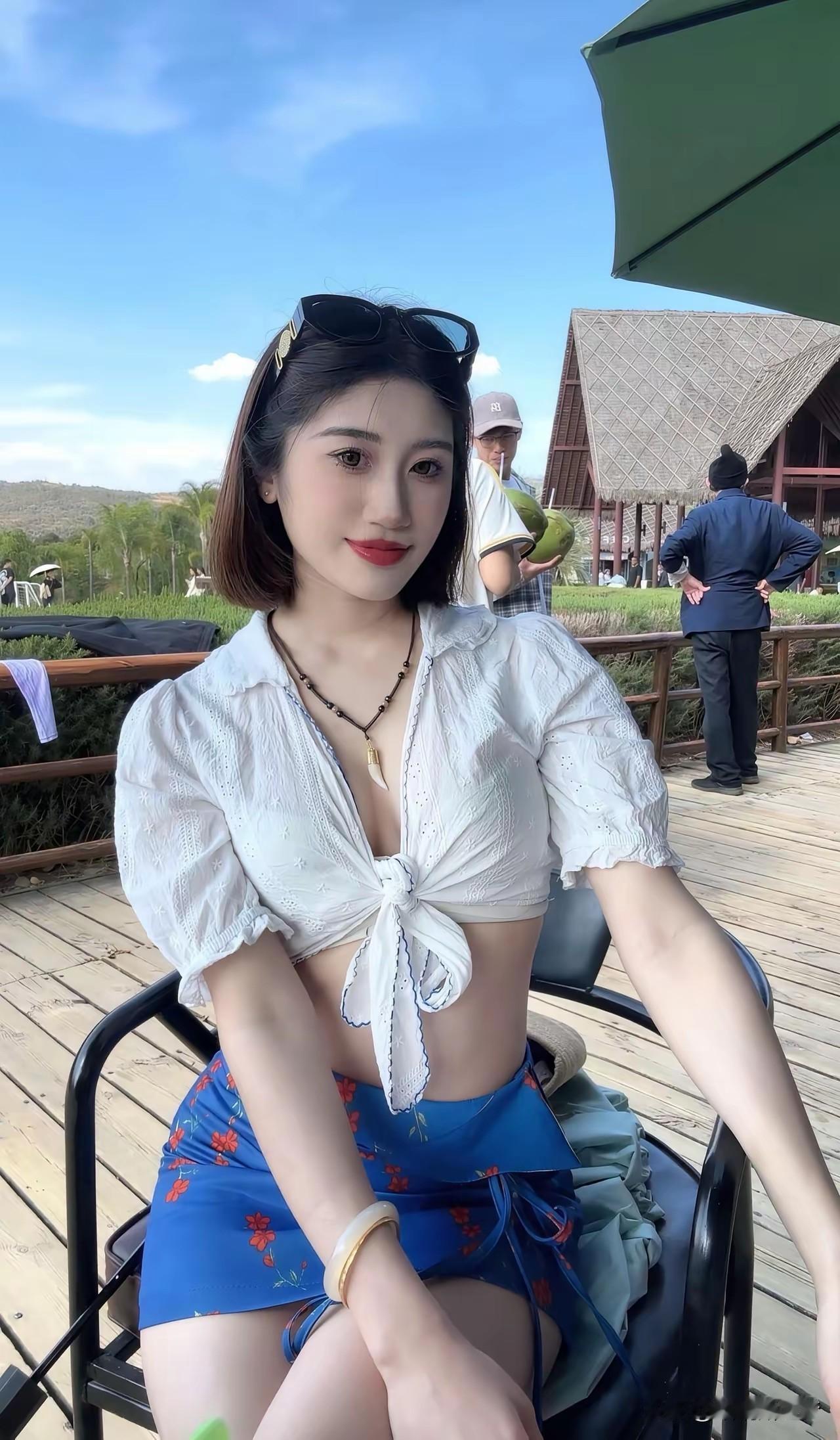 这次到海南旅游，喝到了原汁原味的椰子水。景区里面一个15元或25元不等，而居民区