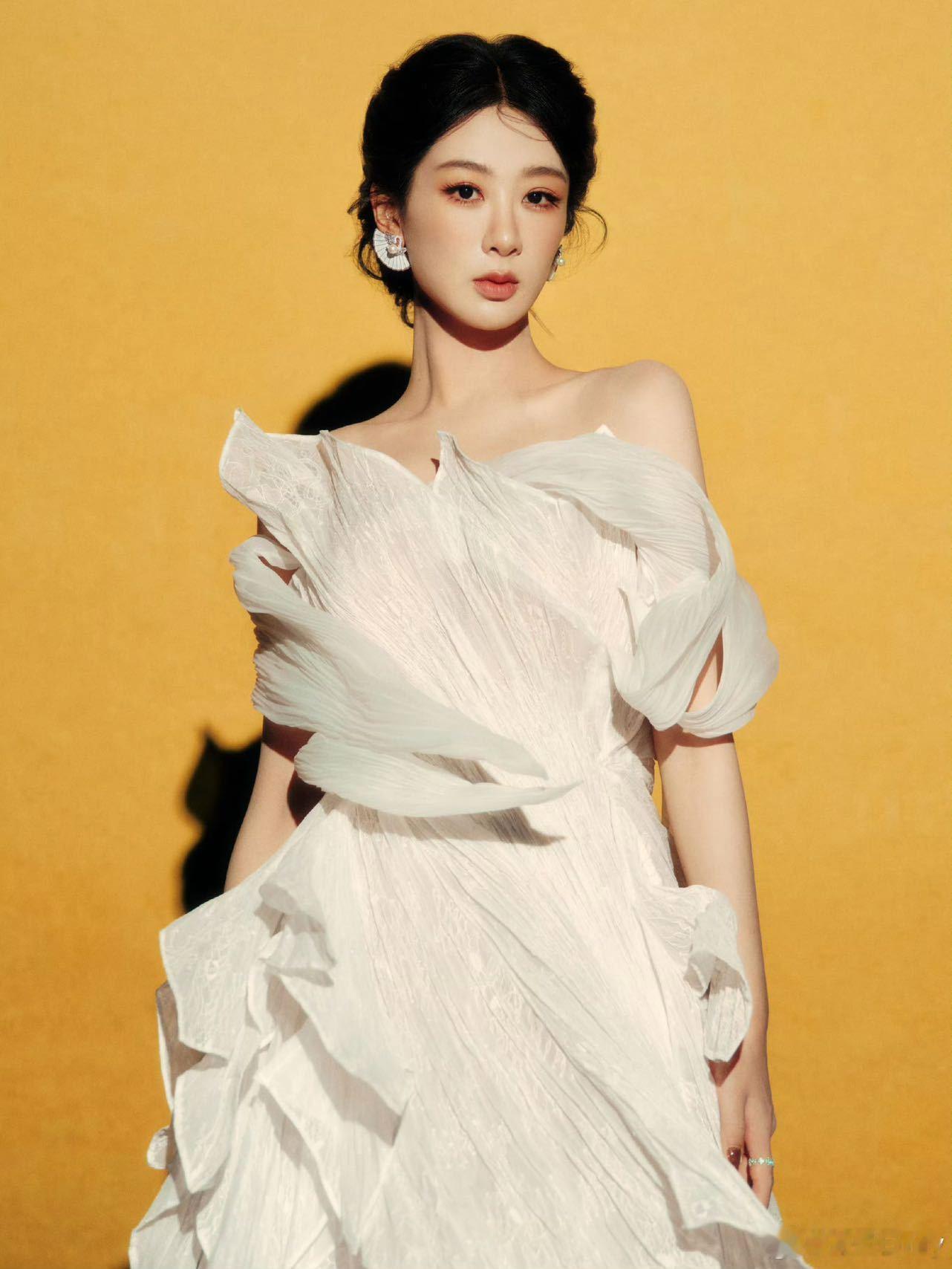 杨紫神性雕塑美人 杨紫一袭HACCHIC褶皱白纱亮相品牌活动！层叠裙摆如纯白白玉