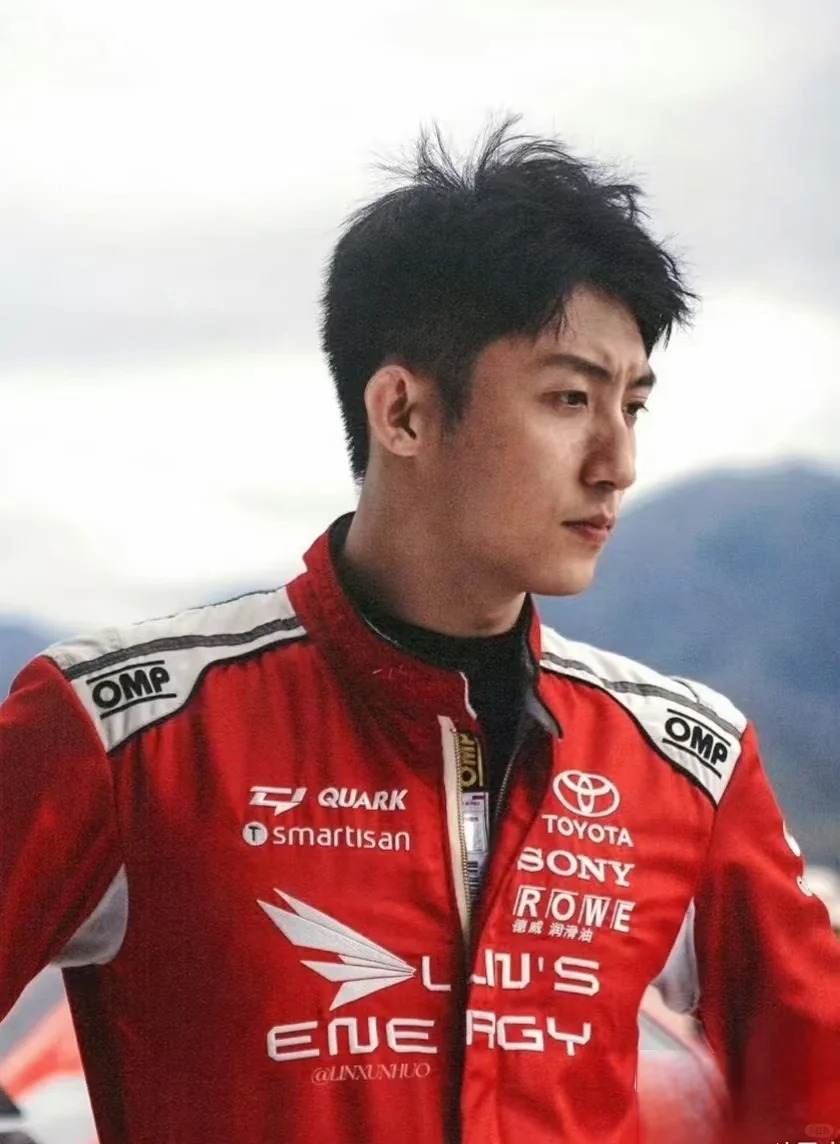 黄景瑜破次元同框黄景瑜和林臻东原形破次元同框了，梦幻联动好惊喜！真的很想看两位同