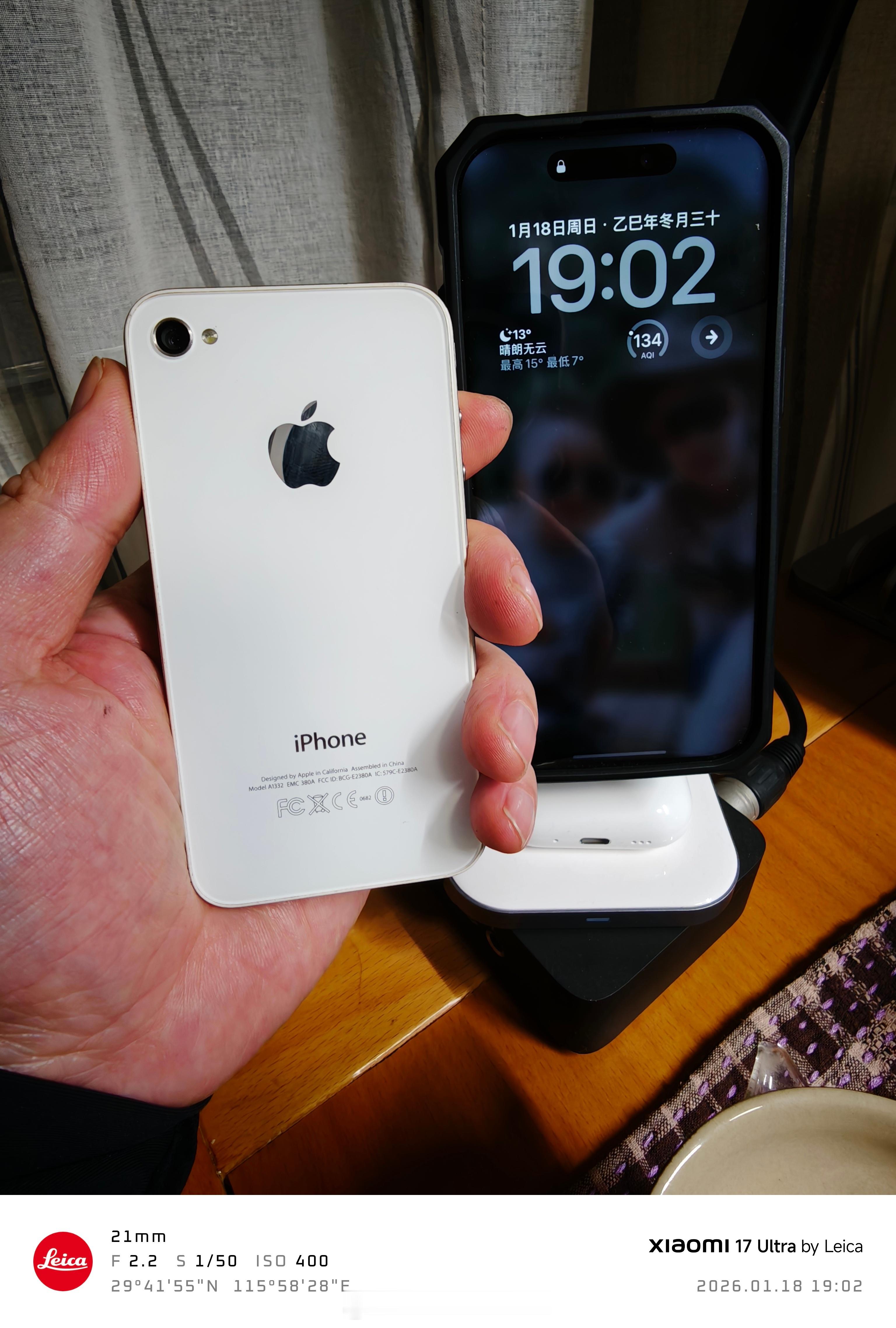 收拾屋子找出个iPhone4老古董，竟然还没鼓包，给它做成相框吧