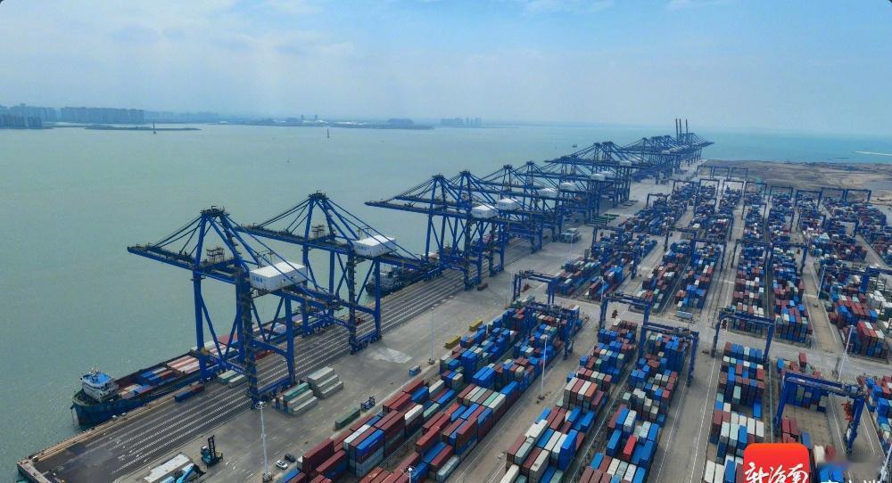 【即将投产！洋浦枢纽港扩建工程（一阶段）二期顺利通过竣工验收】10月28日，海南