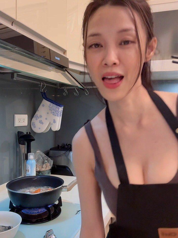 超爱对着镜子拍拍拍📷。喜欢自己～超级喜欢！！也喜欢喜欢我的你们～  ...