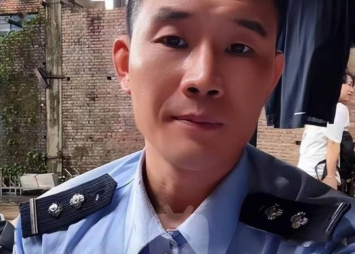 近日，一名三线男明星穿警服直播带货，拥有11165万的粉丝基数他从此结束互联网生