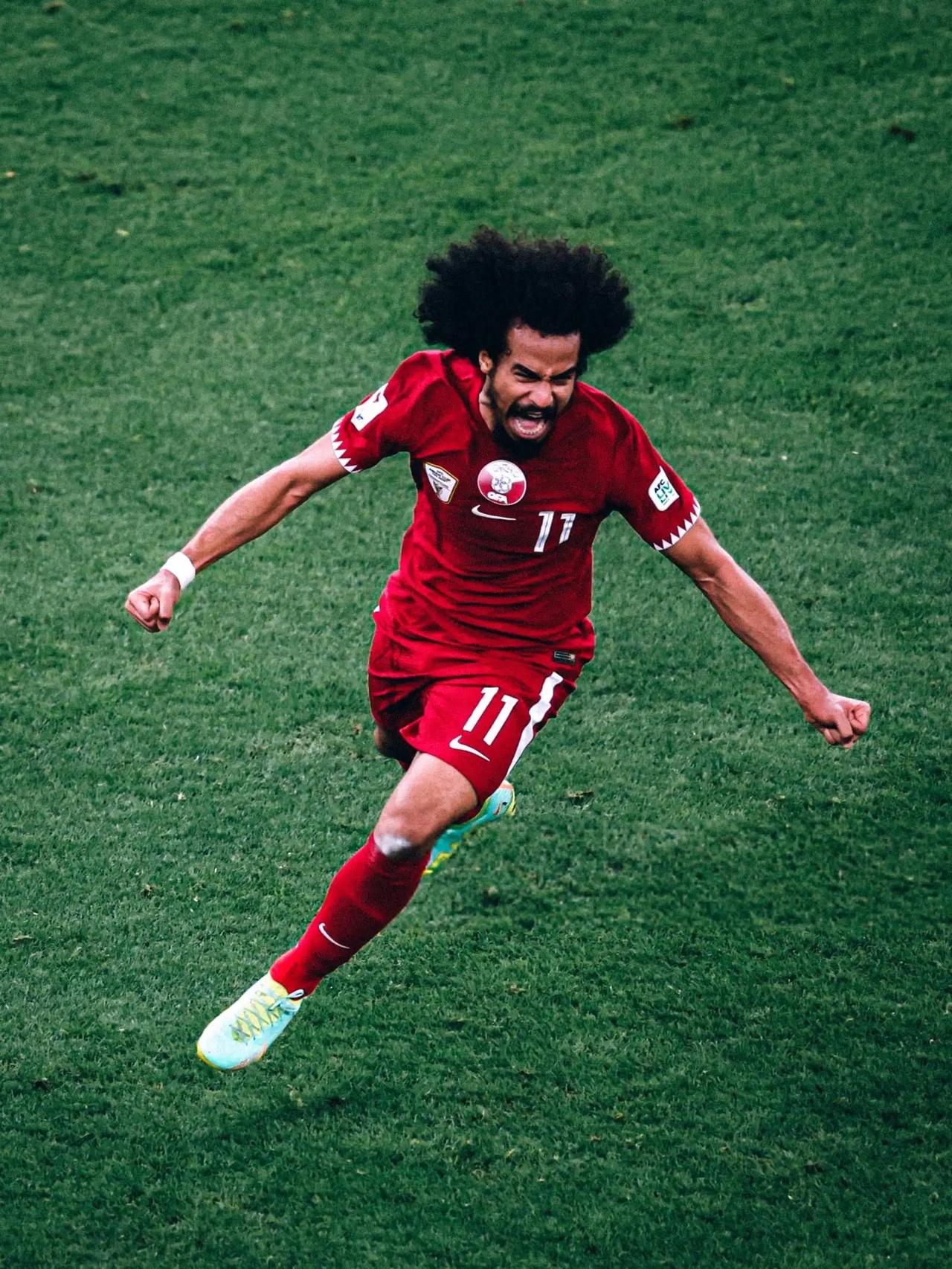 本届亚洲杯金球奖将在以下两名球员中产生：
1.阿菲夫（卡塔尔）
2.塔马里（约旦