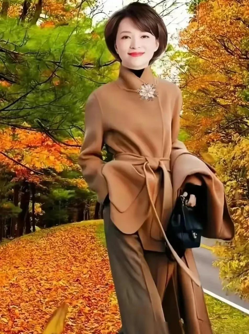 董卿这气质，谁人敢比！
董卿是我最喜欢的主持人，她端庄优雅知性，博学多才，独特的