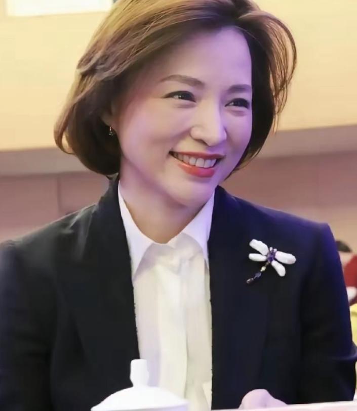 今年春天，董卿送走了抗癌七年的母亲。同时，她的丈夫、百亿富豪密春雷，已经失联 3