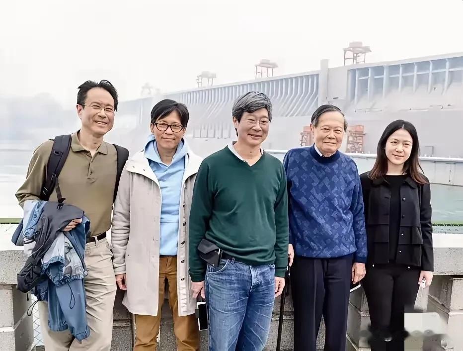 杨先生的家庭成员

前妻：杜致礼（已故），与先生相伴53年，育有二子一女

现任