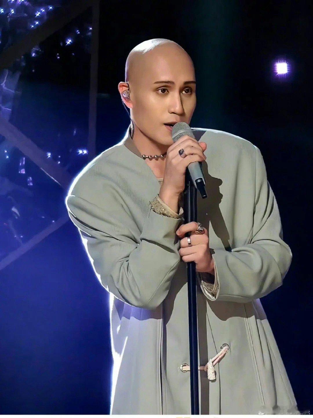 #黄宣长沙音乐节现场松弛感拉满#看见黄宣的音乐演唱就觉得非常的出色，特别是整个人