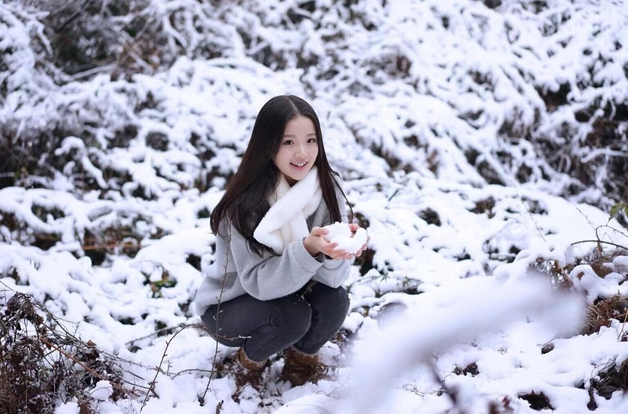 雪地里的温柔瞬间，像一首无声的诗。

当雪花轻轻落在发梢，世界仿佛都安静了。这一
