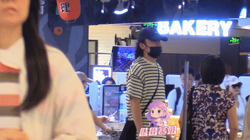 雷佳音留长发了雷佳音带妻女逛超市 近日，雷佳音带着妻子和女儿一家三口温馨逛超市，