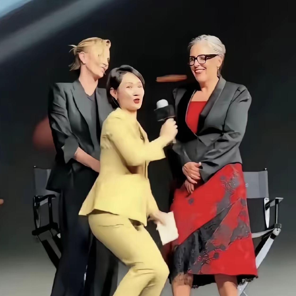 主持人半蹲递话筒引争议：是修养，还是表演？
 
最近主持人半蹲递话筒这件事吵得沸