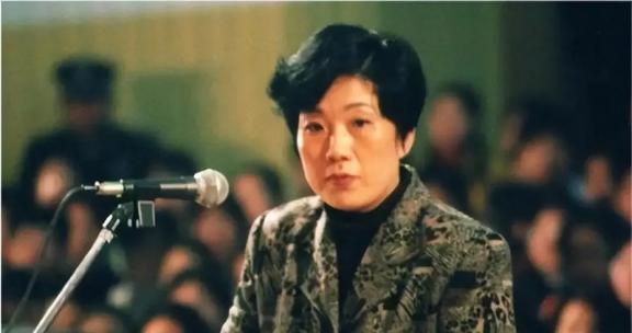 2001年，“女老虎”蒋艳萍为了怀孕争取缓刑，将目光锁定到了看守所副所长万江身上