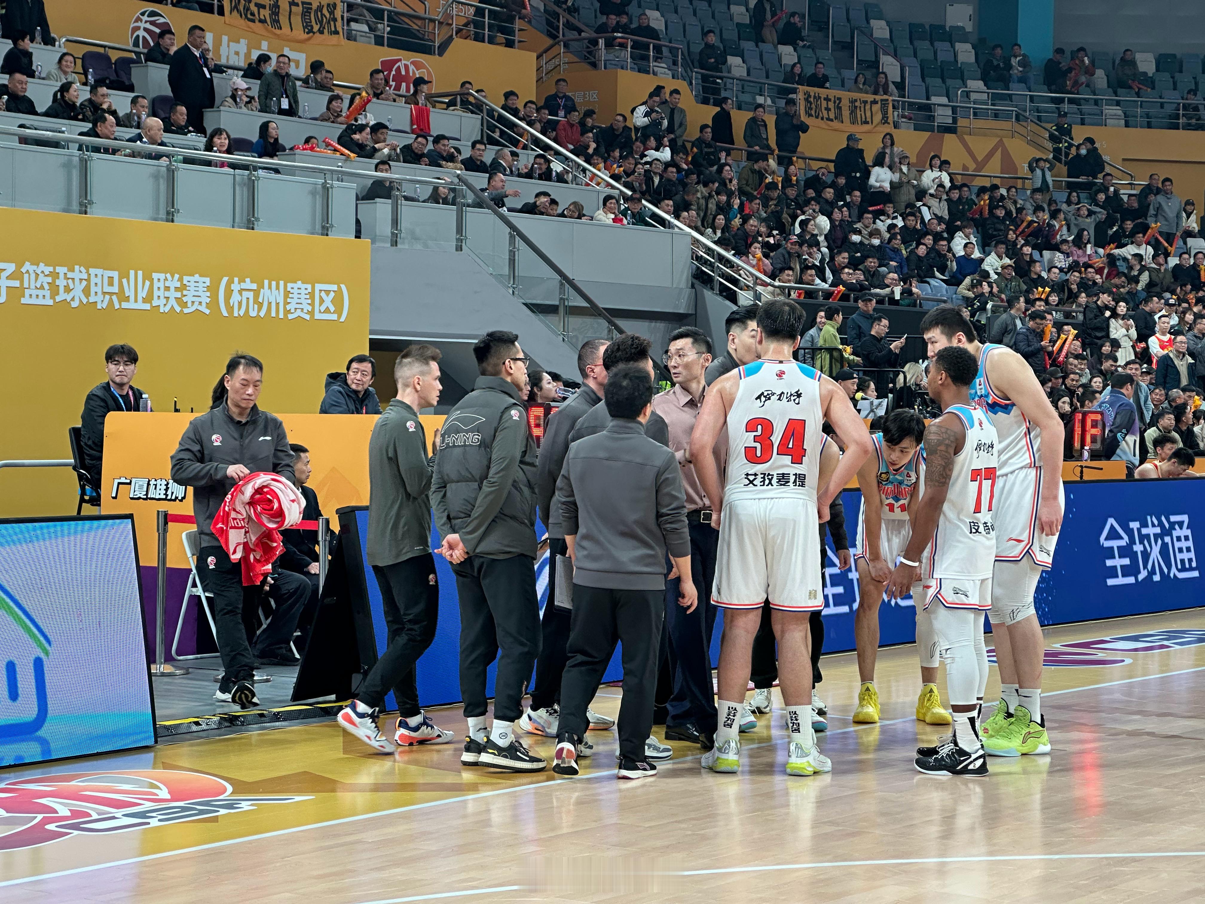 皮特森三分！20.4 秒，90-89！  