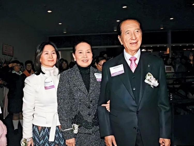 我偶然遇到了何超琼，她个子不高但身材苗条，态度亲和而气质好，没有架子，非常亲民。