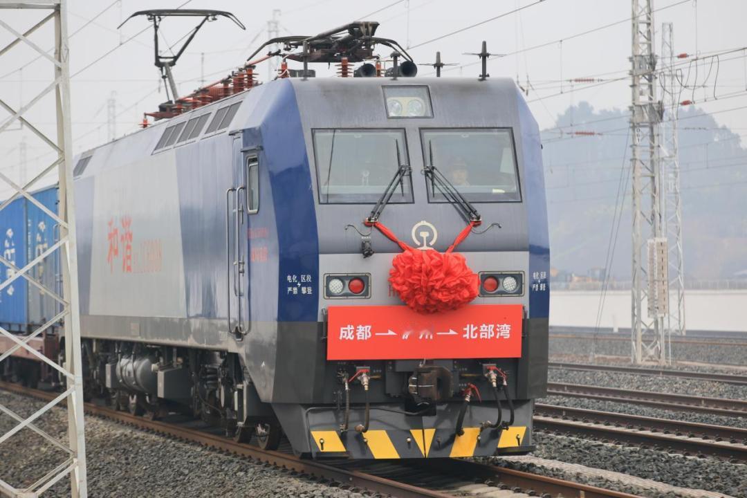 12月25日上午10时30分，隆泸叙铁路（原称：隆黄铁路隆昌至叙永段扩能改造工程