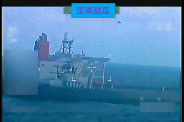 不守国际规则。加勒比海的委内瑞拉海岸，一艘油轮正在行驶，美国特种部队乘直升机强行