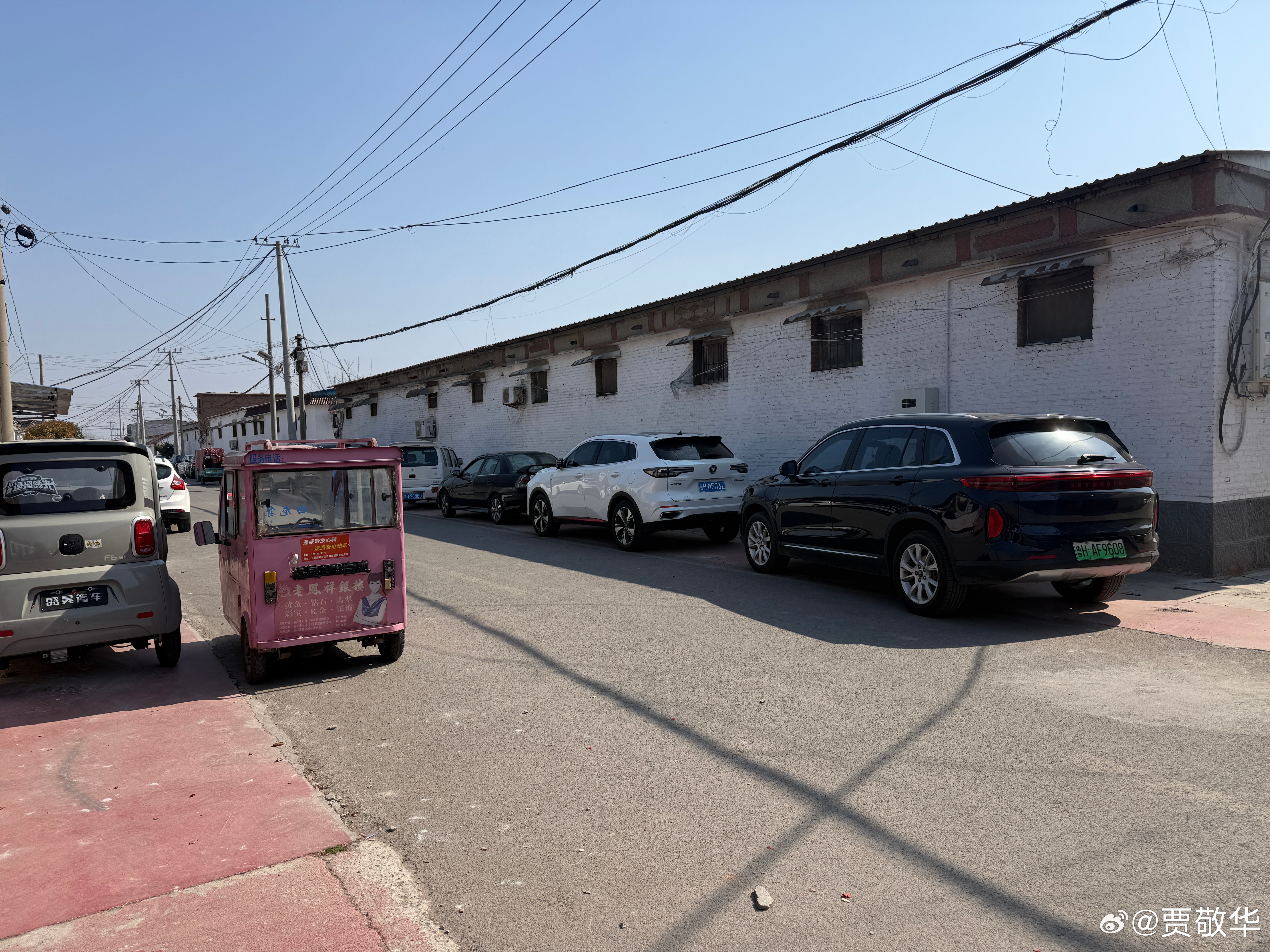 大年初三走亲戚的人比昨天还多，路边上都没地方停车了。 