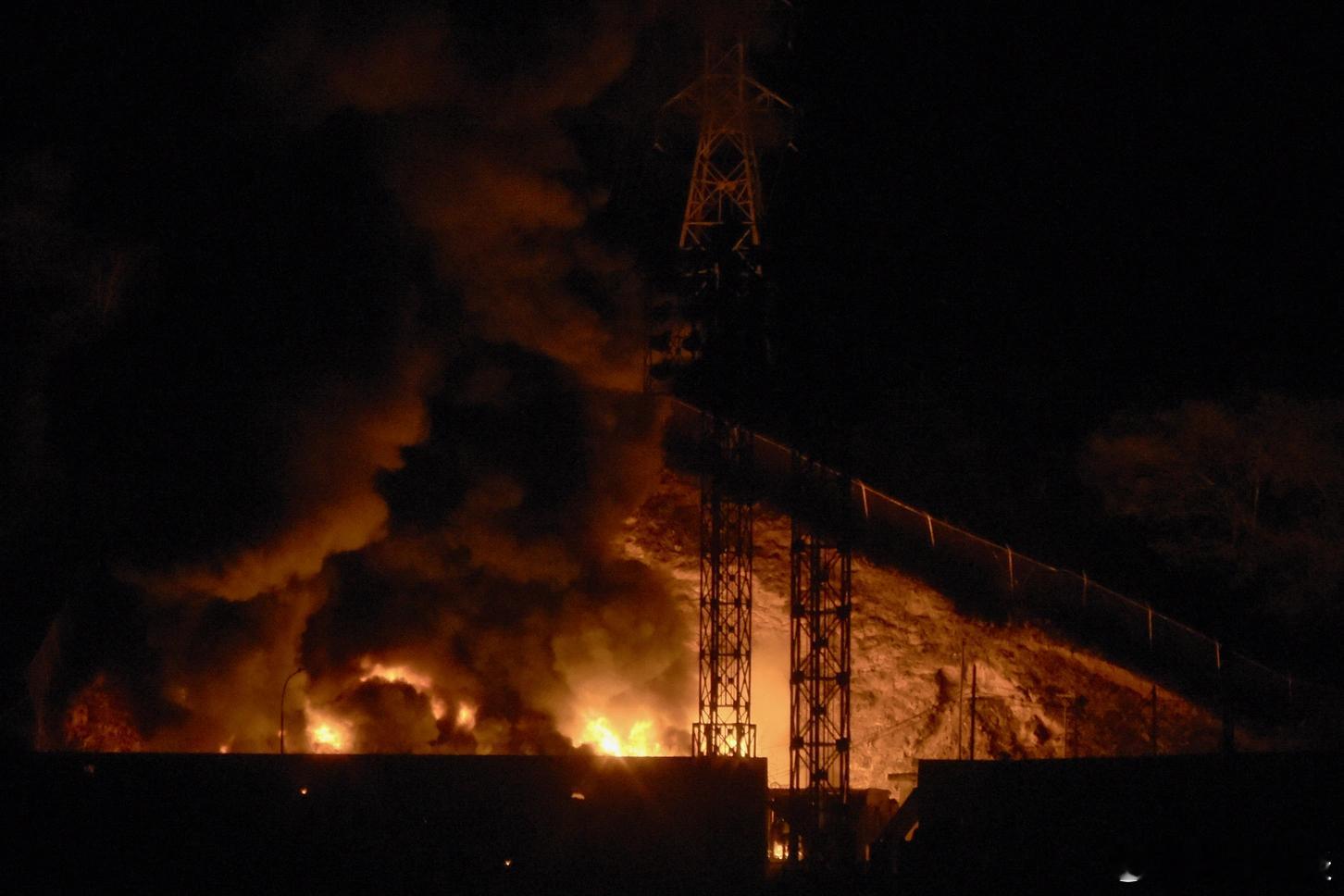 【“伊拉克2.0”：特朗普出人意料地袭击委内瑞拉，激怒民主党人】[威权起，“三权