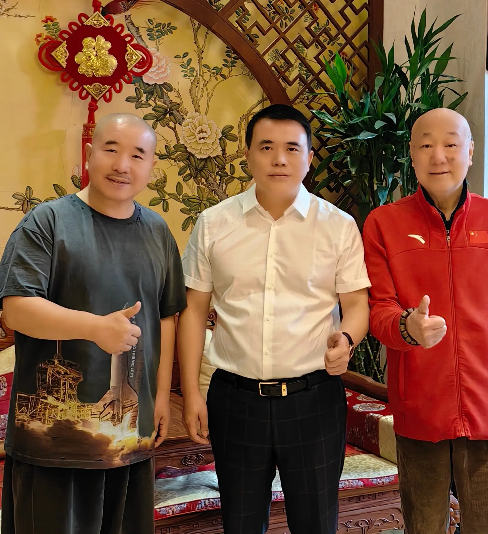 五一欢聚情谊暖，秸秆劳作幸福长。彭飞董事长与著名演员王小利、著名相声演...