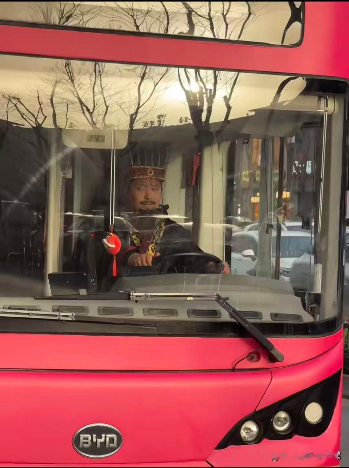 听说这是在西安街拍的……

这个汉服cosplay乍一看挑不出毛病