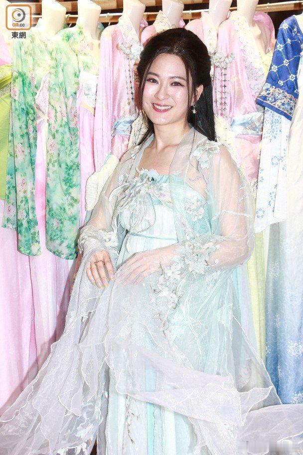 《2026香港小姐競選》12位佳麗晚上（24日）到南岳里拍攝花絮，與3位港姐師姐