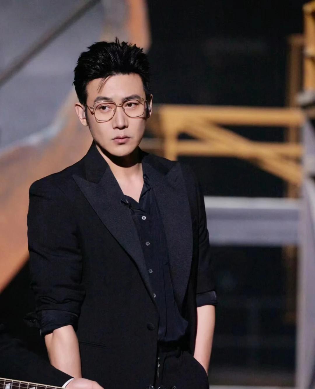 有个直男朋友近距离见过陆毅本人，
说陆毅是那种男人见了都会瞬间失神的帅度。