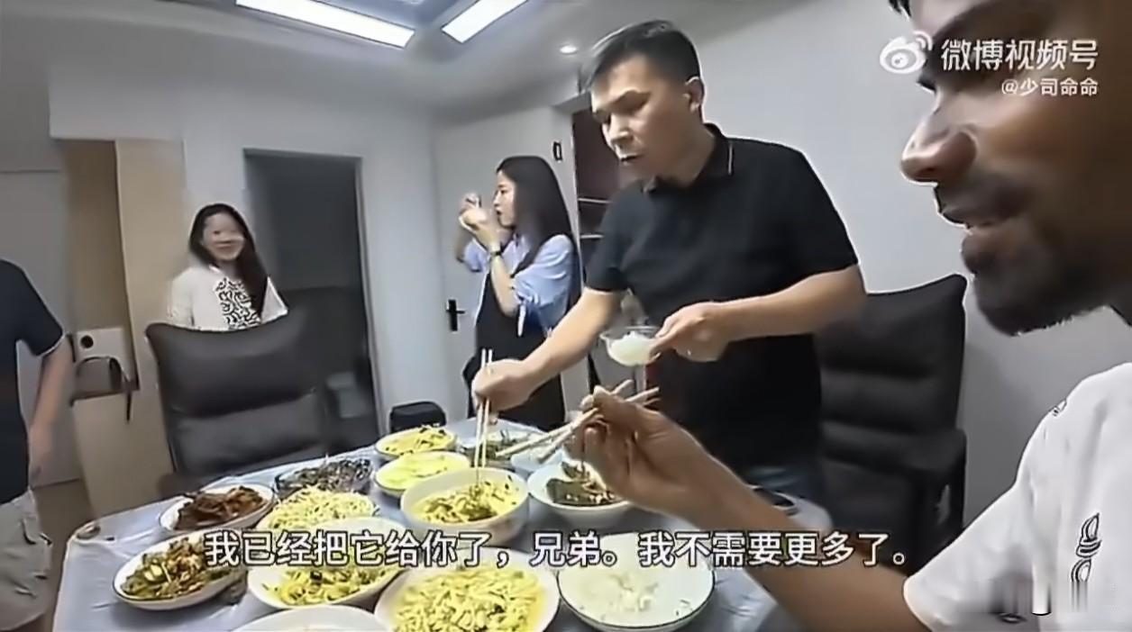 这名来自印度达罗毗荼族群的男子一路穷游，身无分文，靠着路人接济一路前行，转头却在