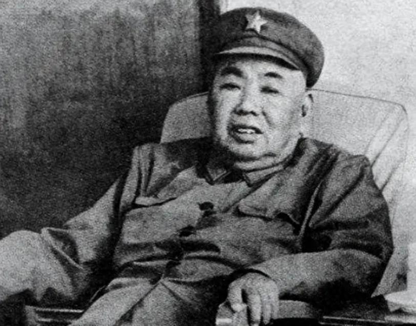 1985年许世友病危时紧张地睁大眼巡视病房，知情人透露他其实是在寻找许建军的身影