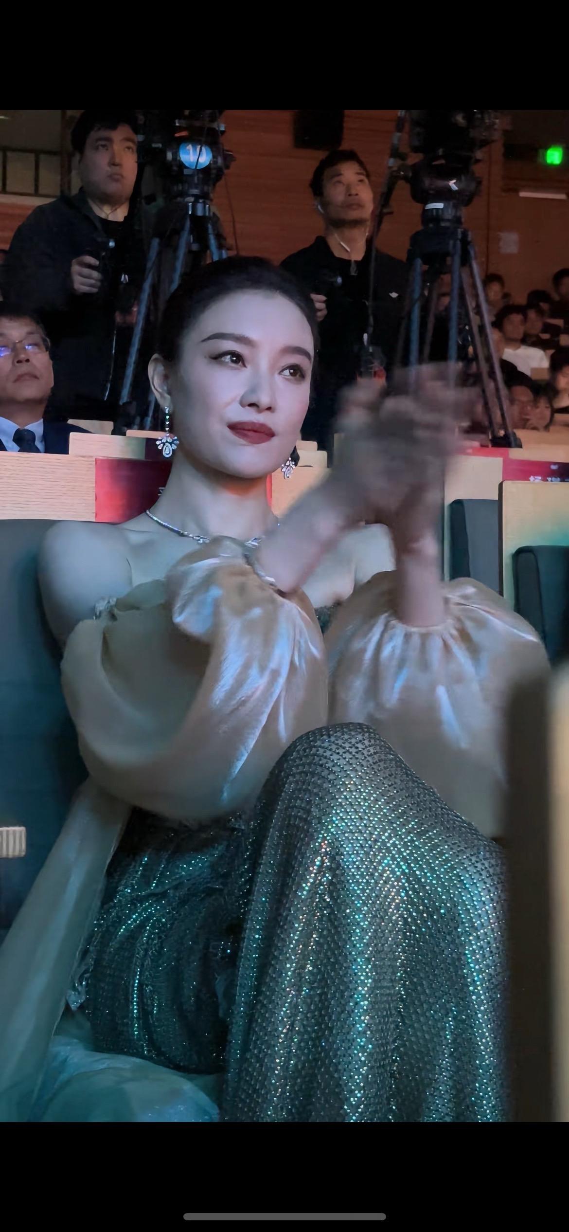 倪妮老师不就是鼓鼓掌吗？你们都看啥呢？倪妮 倪妮太会撩了倪妮气质 倪妮飒起来谁看