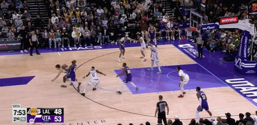 很疼！詹姆斯这一下被撞的不轻！
在今天NBA常规赛湖人对阵爵士的第二节比赛中，詹